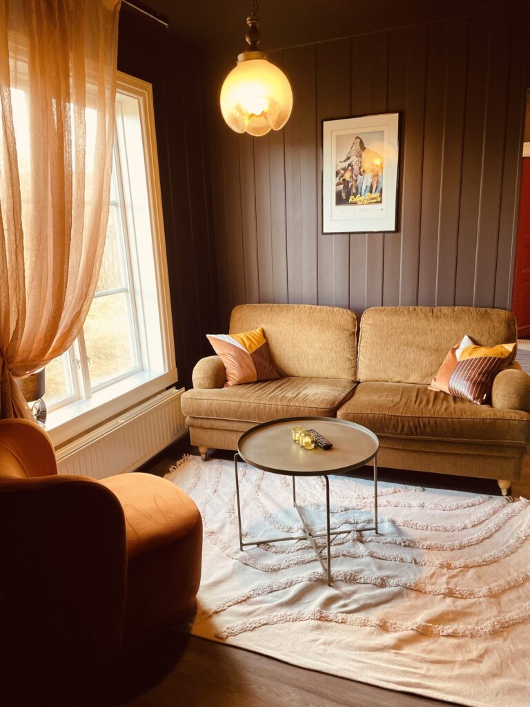 Vardagsrum med soffa, fåtölj och soffbord