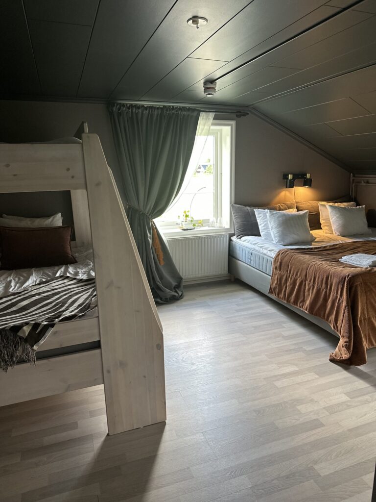 Familjerum med våningssäng och dubbelsäng