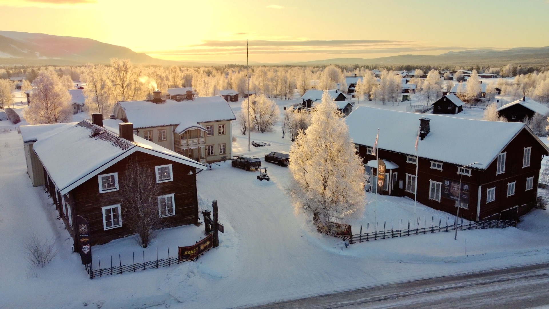 Gästis Lodge i Vemdalen By en vinterkväll, sedd från ovan